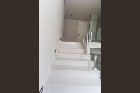 Casa à venda com 557m², 4 quartos e 8 vagas Casa à venda com 557m², 4 quartos e 8 vagasEscada