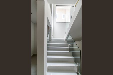 Casa à venda com 557m², 4 quartos e 8 vagas Casa à venda com 557m², 4 quartos e 8 vagasEscada