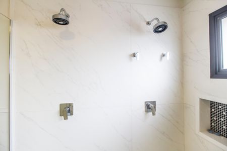 Casa à venda com 557m², 4 quartos e 8 vagas Casa à venda com 557m², 4 quartos e 8 vagasBanheiro da Suíte 1