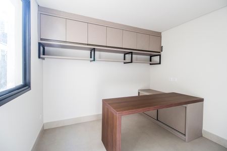 Casa à venda com 557m², 4 quartos e 8 vagas Casa à venda com 557m², 4 quartos e 8 vagasEscritório