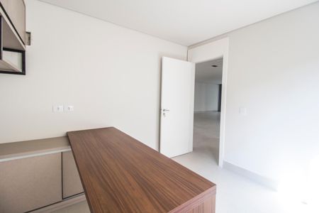 Casa à venda com 557m², 4 quartos e 8 vagas Casa à venda com 557m², 4 quartos e 8 vagasEscritório