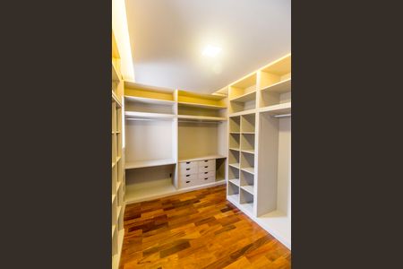 Casa à venda com 557m², 4 quartos e 8 vagas Casa à venda com 557m², 4 quartos e 8 vagasCloset da suíte 1