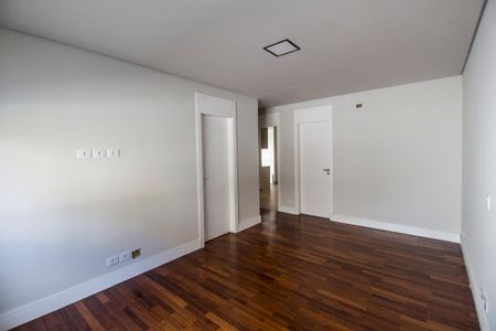 Casa à venda com 557m², 4 quartos e 8 vagas Casa à venda com 557m², 4 quartos e 8 vagasSuíte 3