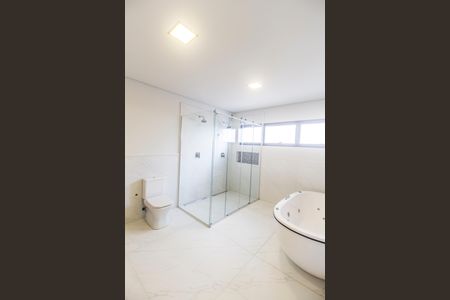 Casa à venda com 557m², 4 quartos e 8 vagas Casa à venda com 557m², 4 quartos e 8 vagasBanheiro da Suíte 1