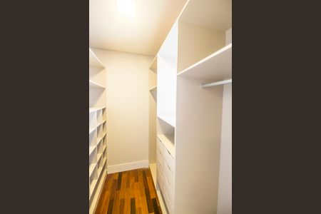 Casa à venda com 557m², 4 quartos e 8 vagas Casa à venda com 557m², 4 quartos e 8 vagasVista da Suíte 4