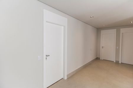 Casa à venda com 557m², 4 quartos e 8 vagas Casa à venda com 557m², 4 quartos e 8 vagasCorredor