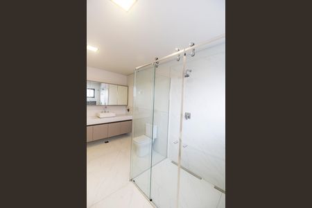 Casa à venda com 557m², 4 quartos e 8 vagas Casa à venda com 557m², 4 quartos e 8 vagasBanheiro da Suíte 1