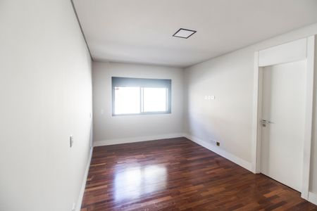 Casa à venda com 557m², 4 quartos e 8 vagas Casa à venda com 557m², 4 quartos e 8 vagasSuíte 3