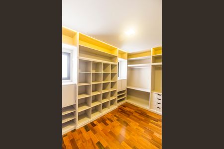 Casa à venda com 557m², 4 quartos e 8 vagas Casa à venda com 557m², 4 quartos e 8 vagasCloset da suíte 1