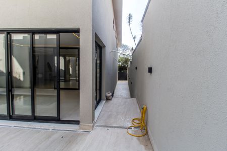 Casa à venda com 557m², 4 quartos e 8 vagas Casa à venda com 557m², 4 quartos e 8 vagasCorredor