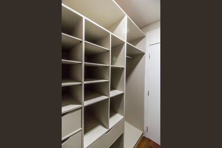 Casa à venda com 557m², 4 quartos e 8 vagas Casa à venda com 557m², 4 quartos e 8 vagasCloset da suíte 3