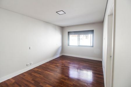 Casa à venda com 557m², 4 quartos e 8 vagas Casa à venda com 557m², 4 quartos e 8 vagasSuíte 3