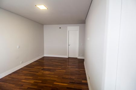 Casa à venda com 557m², 4 quartos e 8 vagas Casa à venda com 557m², 4 quartos e 8 vagasSuíte 4