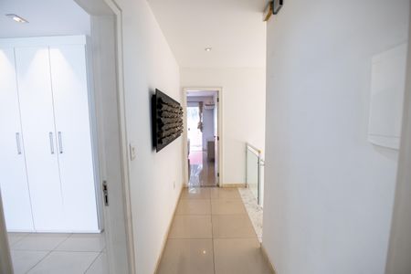 Casa de condomínio para alugar com 600m², 3 quartos e 2 vagasCorredor