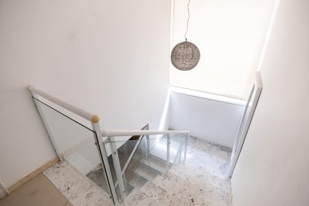 Casa de condomínio para alugar com 600m², 3 quartos e 2 vagasEscada