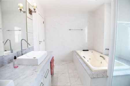 Casa de condomínio para alugar com 600m², 3 quartos e 2 vagasBanheiro da Suíte 1