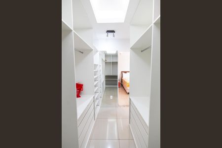 Casa de condomínio para alugar com 600m², 3 quartos e 2 vagasCloset da suíte 1