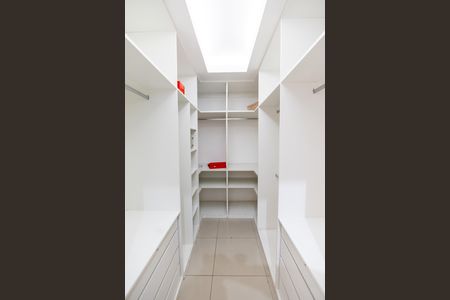 Casa de condomínio para alugar com 600m², 3 quartos e 2 vagasCloset da suíte 1