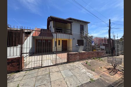 Casa à venda com 300m², 2 quartos e 2 vagas Casa à venda com 300m², 2 quartos e 2 vagasFachada