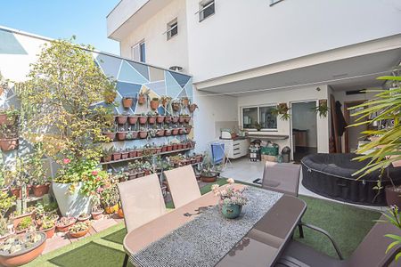 Casa à venda com 256m², 3 quartos e 6 vagasQuintal