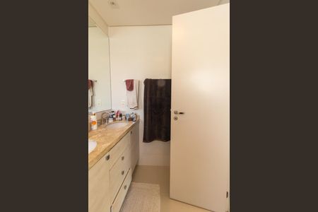 Apartamento para alugar com 189m², 4 quartos e 3 vagas Apartamento para alugar com 189m², 4 quartos e 3 vagasBanheiro da Suíte 2