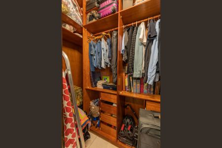 Apartamento à venda com 200m², 4 quartos e 2 vagas Apartamento à venda com 200m², 4 quartos e 2 vagasCloset - Suíte 2