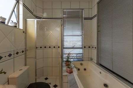 Apartamento à venda com 200m², 4 quartos e 2 vagas Apartamento à venda com 200m², 4 quartos e 2 vagasBanheiro Suíte 2