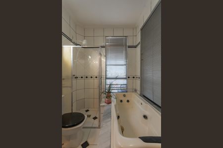 Apartamento à venda com 200m², 4 quartos e 2 vagas Apartamento à venda com 200m², 4 quartos e 2 vagasBanheiro Suíte 2