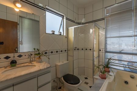 Apartamento à venda com 200m², 4 quartos e 2 vagas Apartamento à venda com 200m², 4 quartos e 2 vagasBanheiro Suíte 2