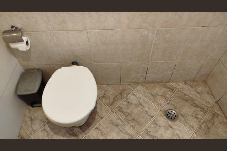 Casa à venda com 294m², 4 quartos e 4 vagas Casa à venda com 294m², 4 quartos e 4 vagasCasa 2: Banheiro