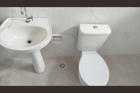 Casa à venda com 294m², 4 quartos e 4 vagas Casa à venda com 294m², 4 quartos e 4 vagasCasa 3: Banheiro