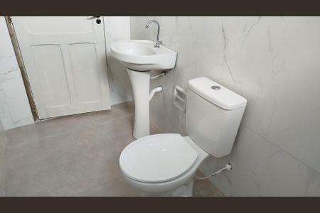 Casa à venda com 294m², 4 quartos e 4 vagas Casa à venda com 294m², 4 quartos e 4 vagasCasa 3: Banheiro