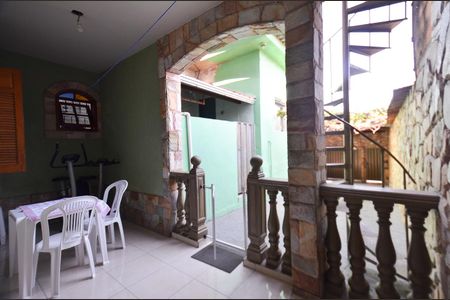 Casa à venda com 193m², 7 quartos e 2 vagas Casa à venda com 193m², 7 quartos e 2 vagasVaranda