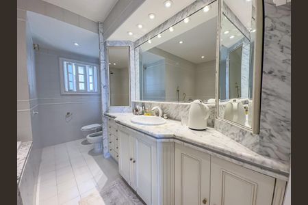 Casa à venda com 395m², 5 quartos e 1 vaga Casa à venda com 395m², 5 quartos e 1 vagaSuíte 2 Banheiro