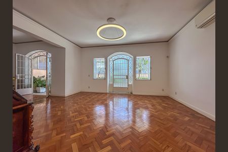 Casa à venda com 395m², 5 quartos e 1 vagaSala