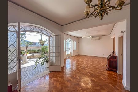 Casa à venda com 395m², 5 quartos e 1 vagaSala