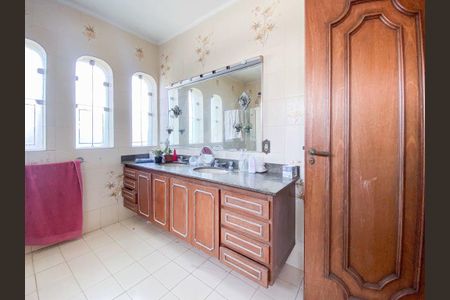 Casa à venda com 428m², 4 quartos e 5 vagas Casa à venda com 428m², 4 quartos e 5 vagasBanheiro Quarto Suíte 1