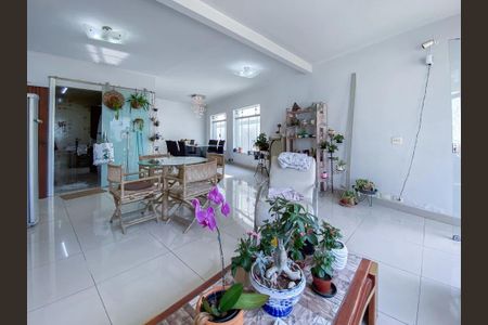 Casa à venda com 428m², 4 quartos e 5 vagas Casa à venda com 428m², 4 quartos e 5 vagasSala de Estar