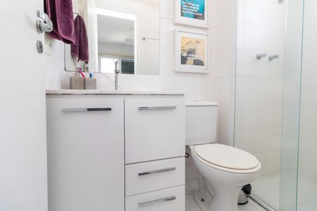 Apartamento à venda com 53m², 2 quartos e 2 vagas Apartamento à venda com 53m², 2 quartos e 2 vagasBanheiro da Suíte