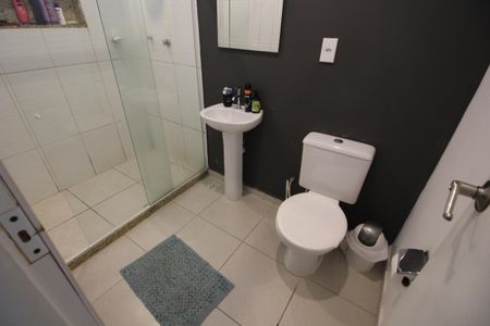 Casa de condomínio para alugar com 250m², 3 quartos e 5 vagasBanheiro Social