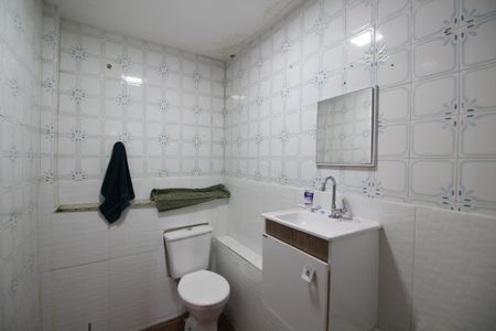 Casa de condomínio para alugar com 250m², 3 quartos e 5 vagasBanheiro de Serviço 1