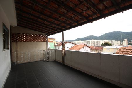 Casa de condomínio para alugar com 250m², 3 quartos e 5 vagasFundos