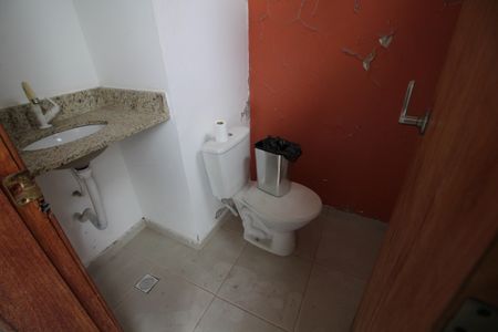 Casa de condomínio para alugar com 250m², 3 quartos e 5 vagasBanheiro de Serviço 2