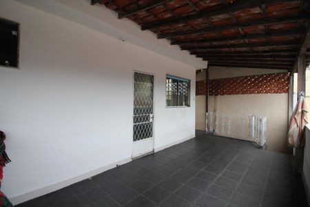 Casa de condomínio para alugar com 250m², 3 quartos e 5 vagasFundos