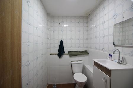 Casa de condomínio para alugar com 250m², 3 quartos e 5 vagasBanheiro de Serviço 1