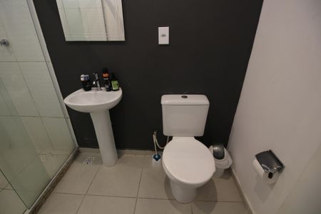 Casa de condomínio para alugar com 250m², 3 quartos e 5 vagasBanheiro Social