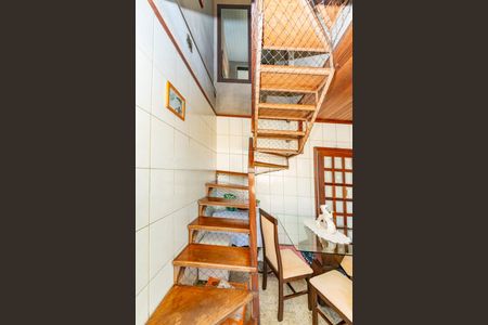 Apartamento à venda com 108m², 4 quartos e 1 vaga Apartamento à venda com 108m², 4 quartos e 1 vagaEscada