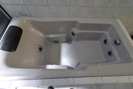 Casa à venda com 240m², 3 quartos e 4 vagasBanheiro da Suíte - Banheira