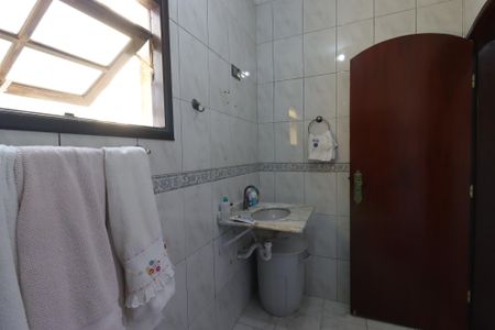Casa à venda com 240m², 3 quartos e 4 vagasBanheiro Social
