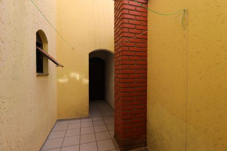 Casa à venda com 240m², 3 quartos e 4 vagasCorredor externo